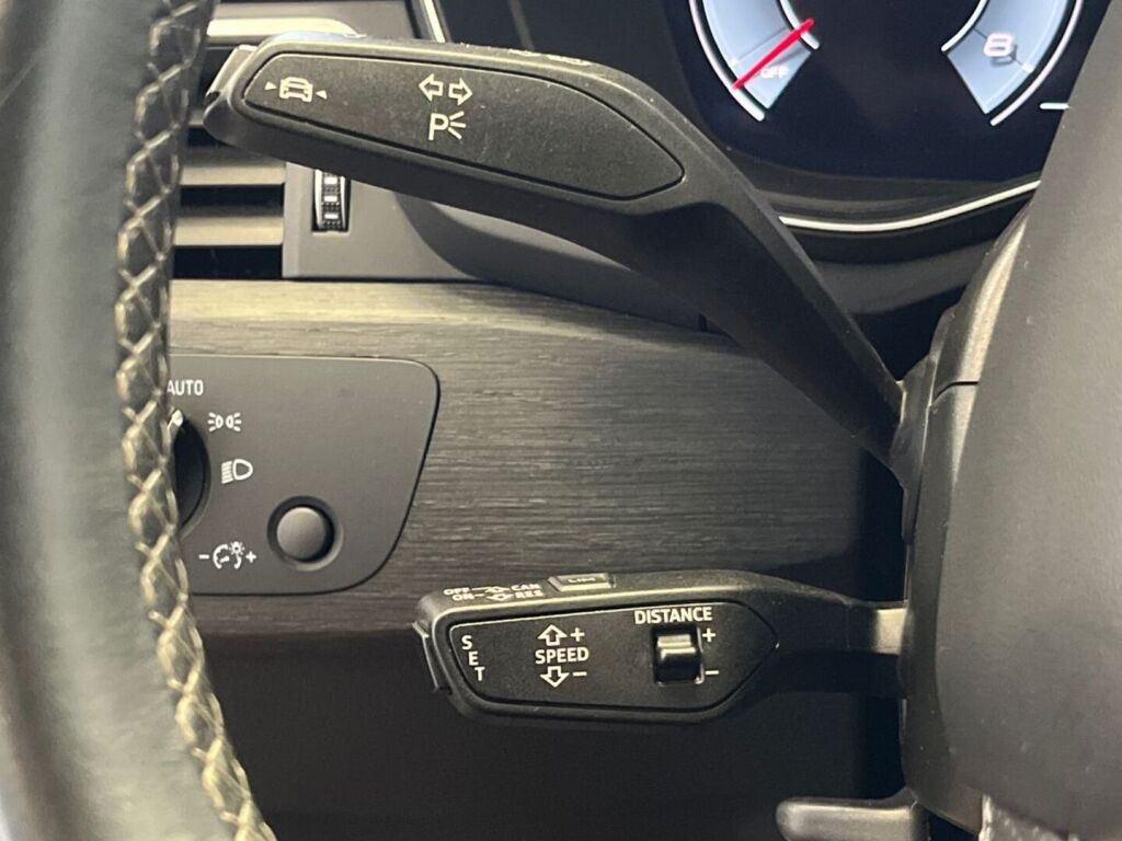 Audi A4 2021 Musta