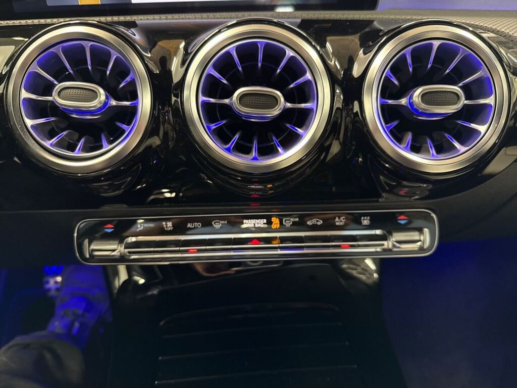Mercedes-Benz A 2021 Valkoinen