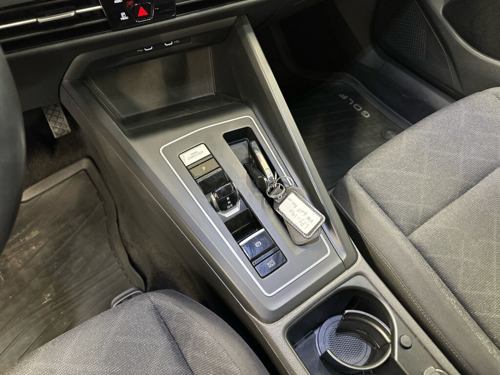 Volkswagen Golf 2021 Valkoinen