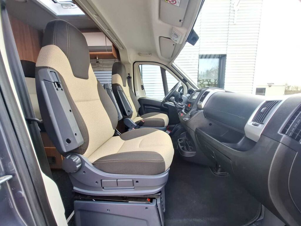 Pössl SUMMIT 600 PLUS 2021 Harmaa