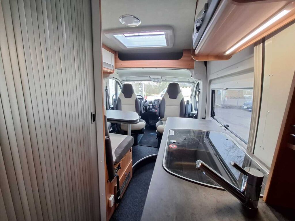 Pössl SUMMIT 600 PLUS 2021 Harmaa