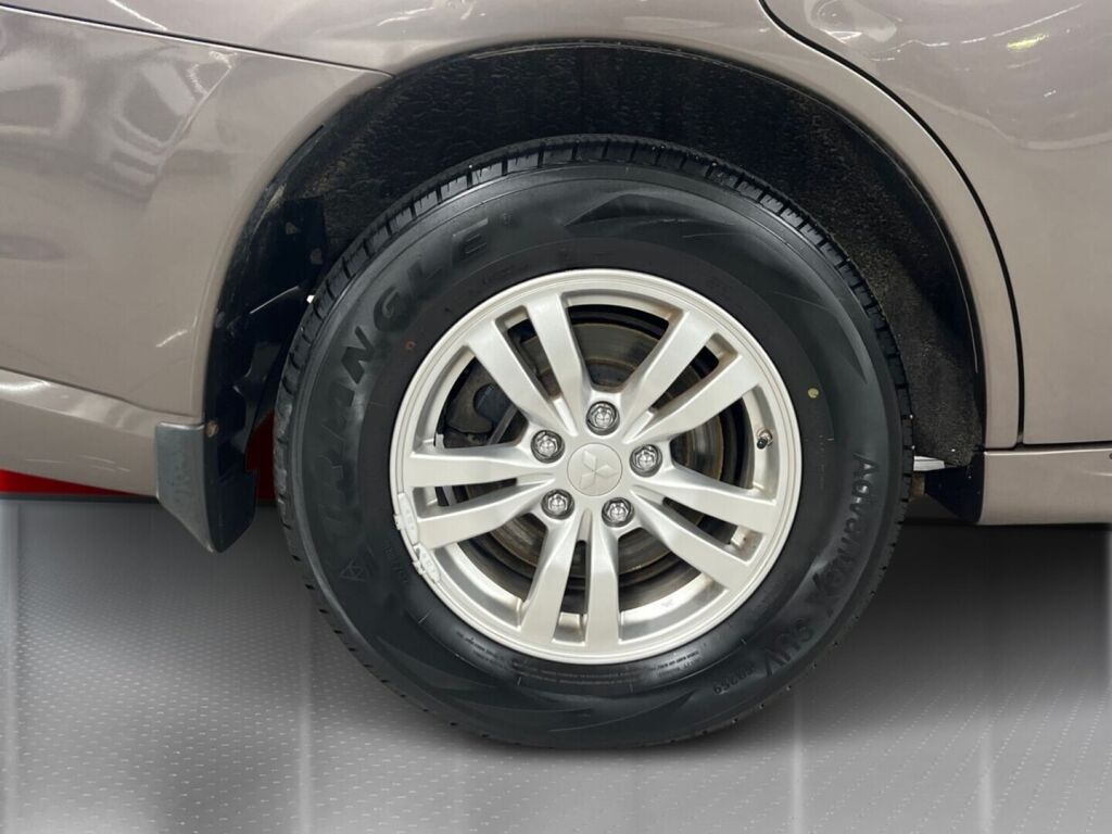Mitsubishi Outlander PHEV 2016 Ruskea (beige)