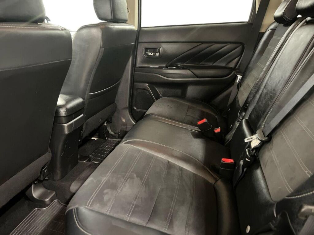 Mitsubishi Outlander PHEV 2016 Ruskea (beige)
