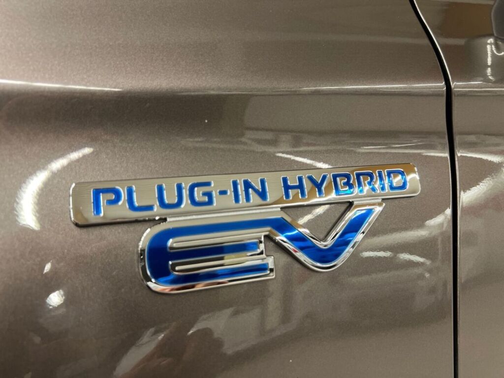 Mitsubishi Outlander PHEV 2016 Ruskea (beige)