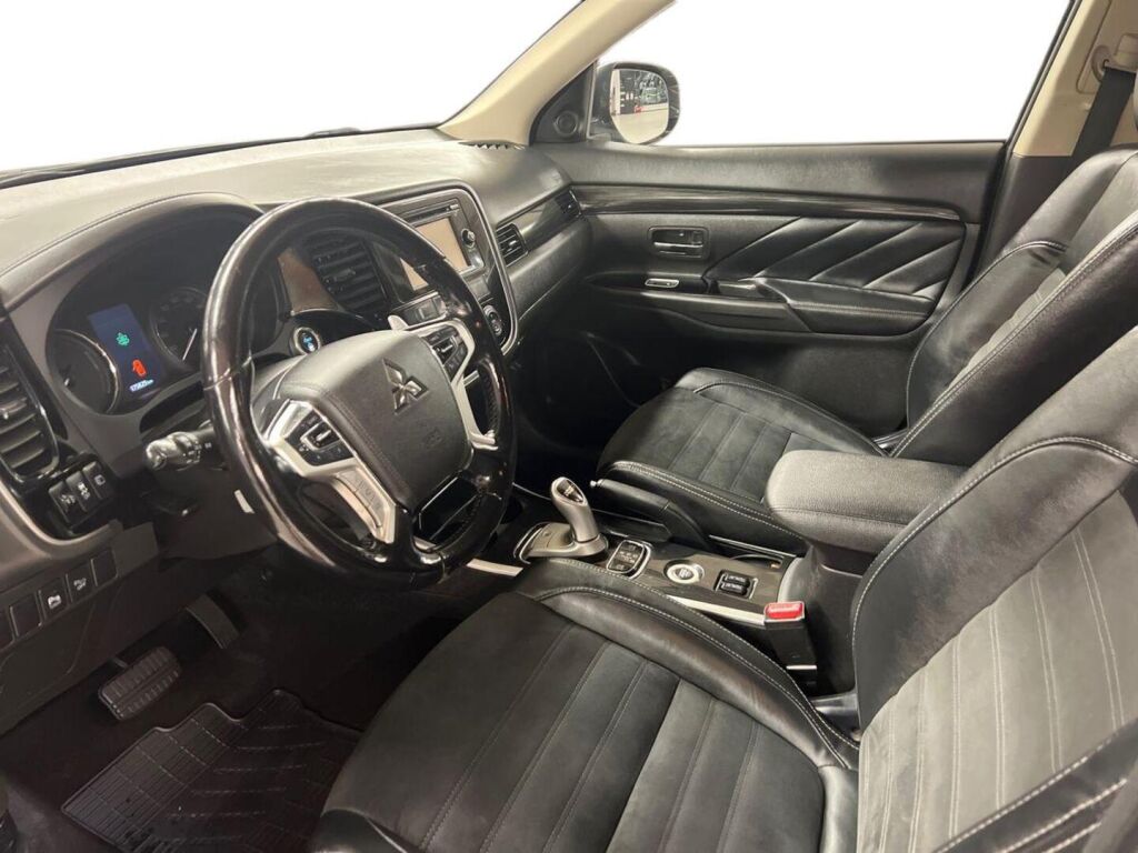 Mitsubishi Outlander PHEV 2016 Ruskea (beige)