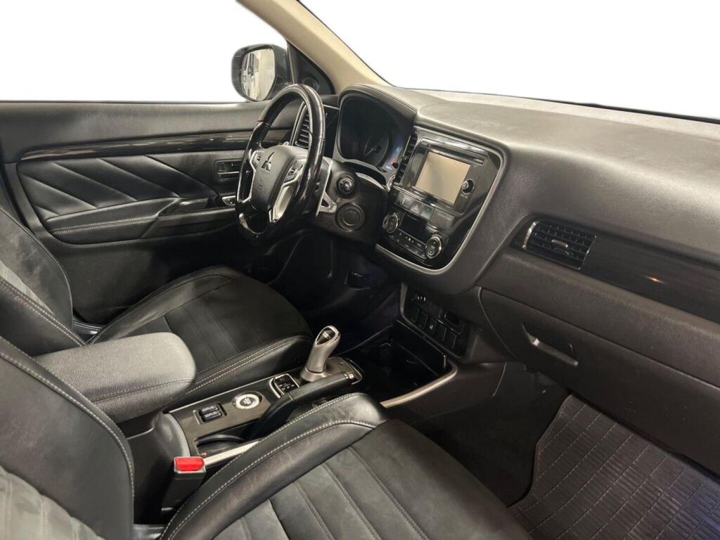 Mitsubishi Outlander PHEV 2016 Ruskea (beige)