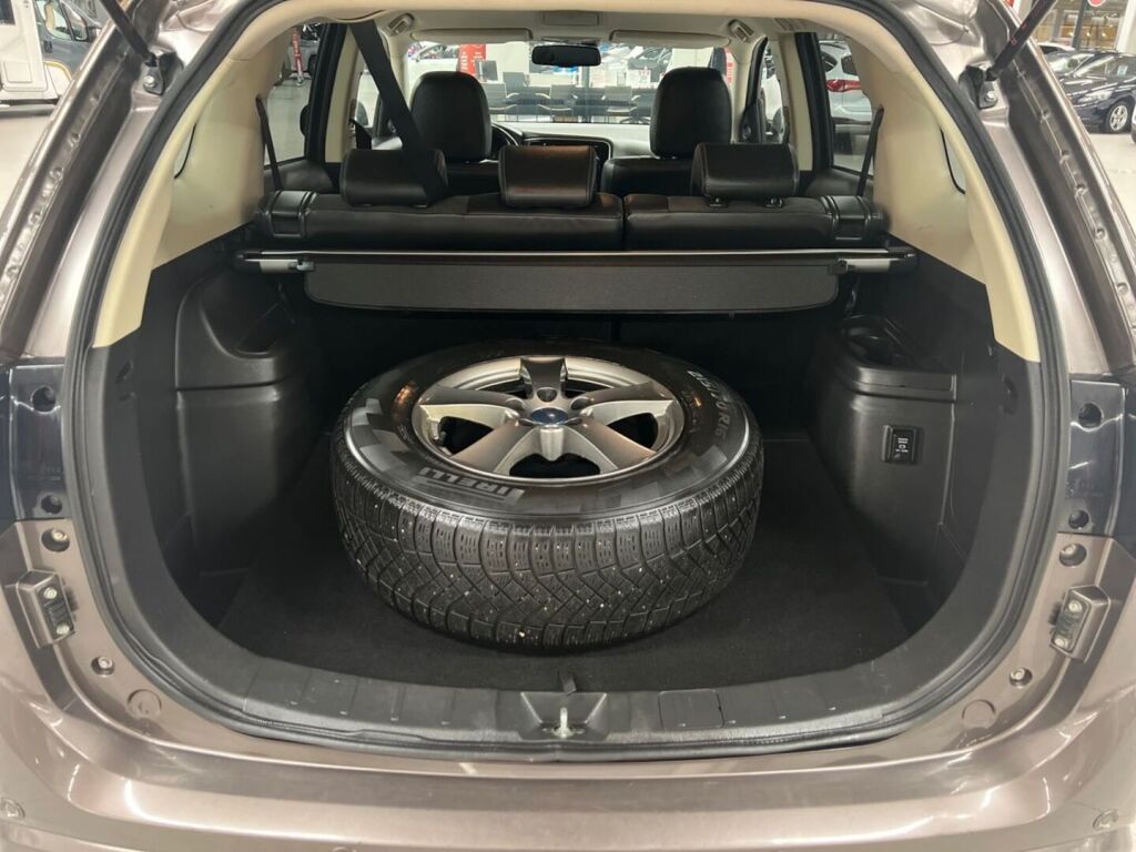 Mitsubishi Outlander PHEV 2016 Ruskea (beige)