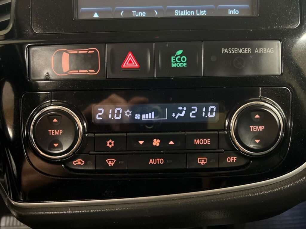Mitsubishi Outlander PHEV 2016 Ruskea (beige)