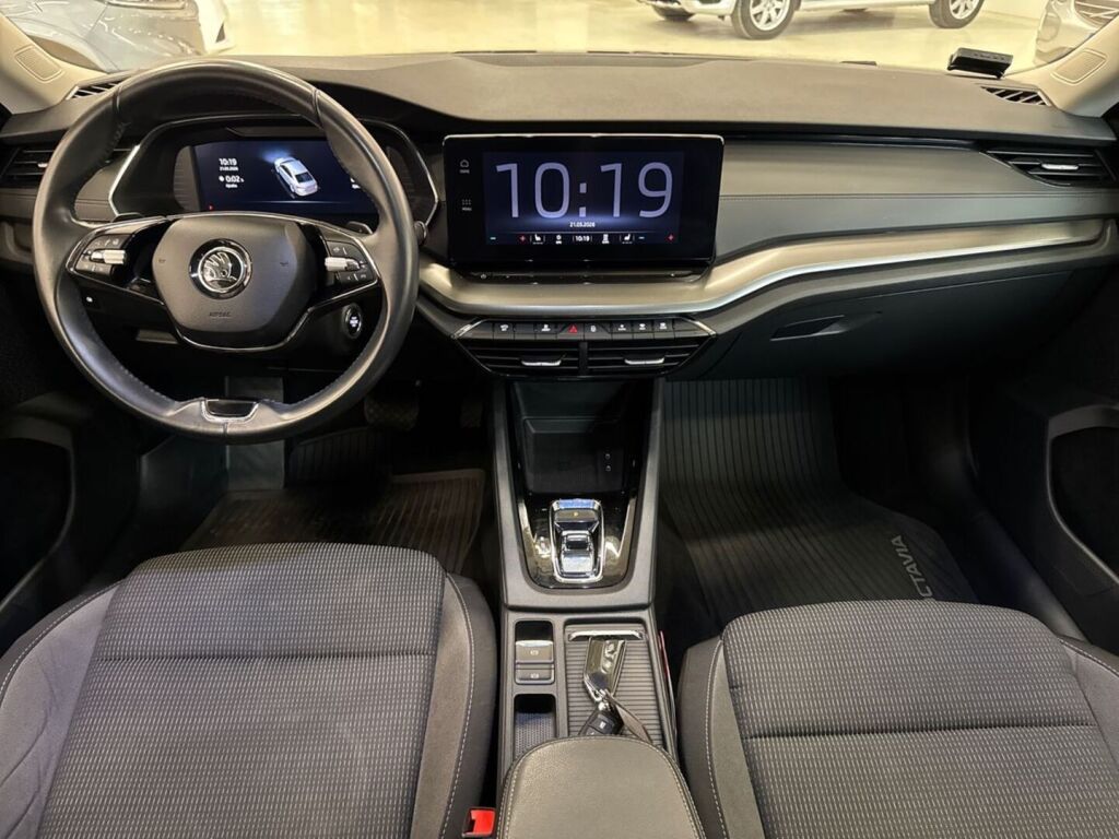 Skoda Octavia 2021 Sininen