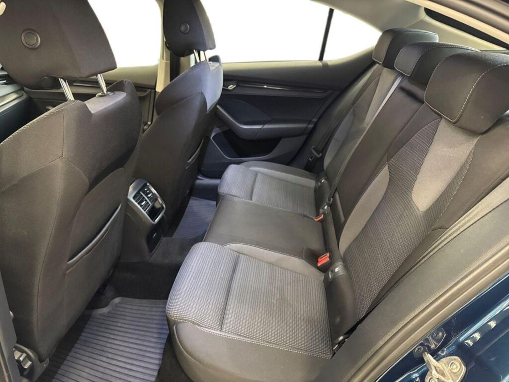 Skoda Octavia 2021 Sininen