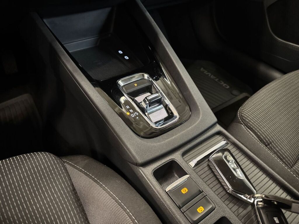 Skoda Octavia 2021 Sininen