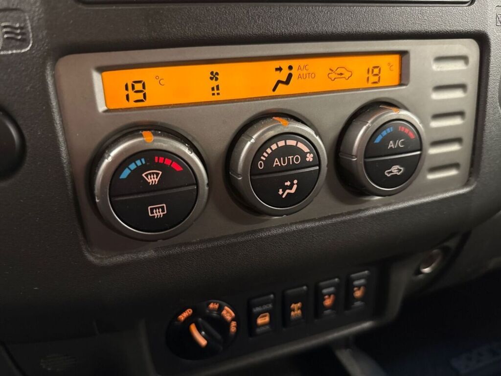 Nissan Navara 2009 Harmaa