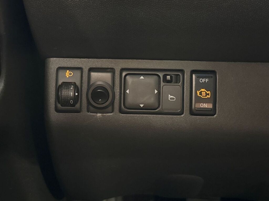Nissan Navara 2009 Harmaa