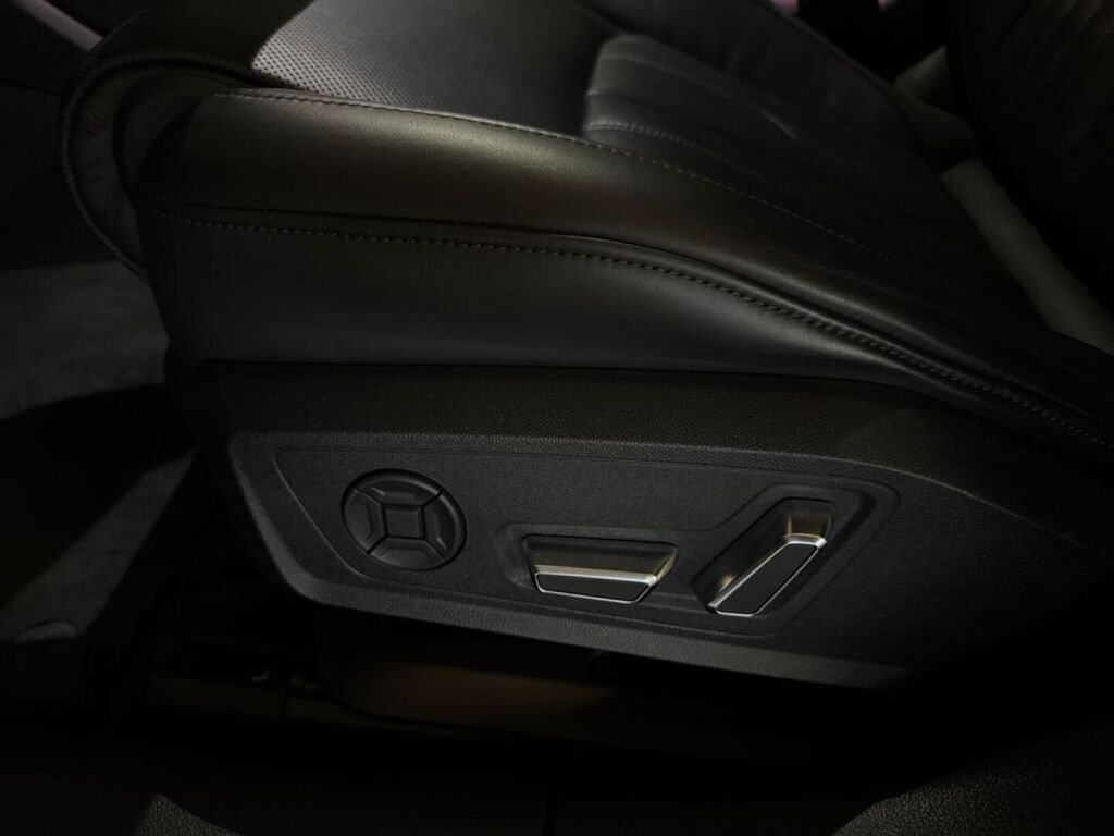 Audi RS6 2020 Musta