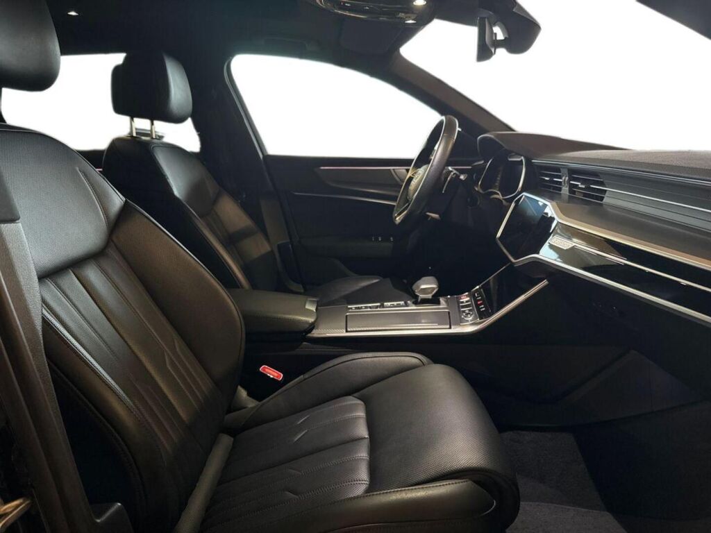 Audi RS6 2020 Musta