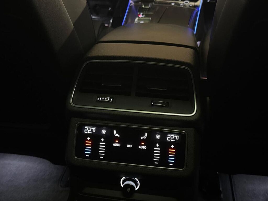Audi RS6 2020 Musta