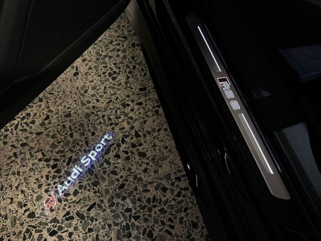 Audi RS6 2020 Musta