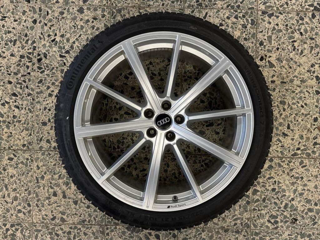 Audi RS6 2020 Musta