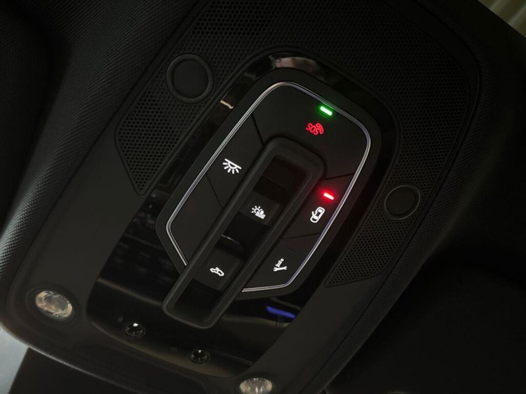 Audi RS6 2020 Musta