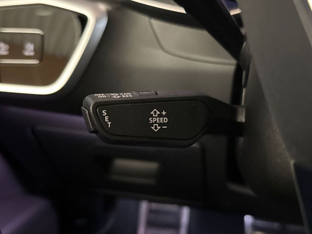 Audi RS6 2020 Musta