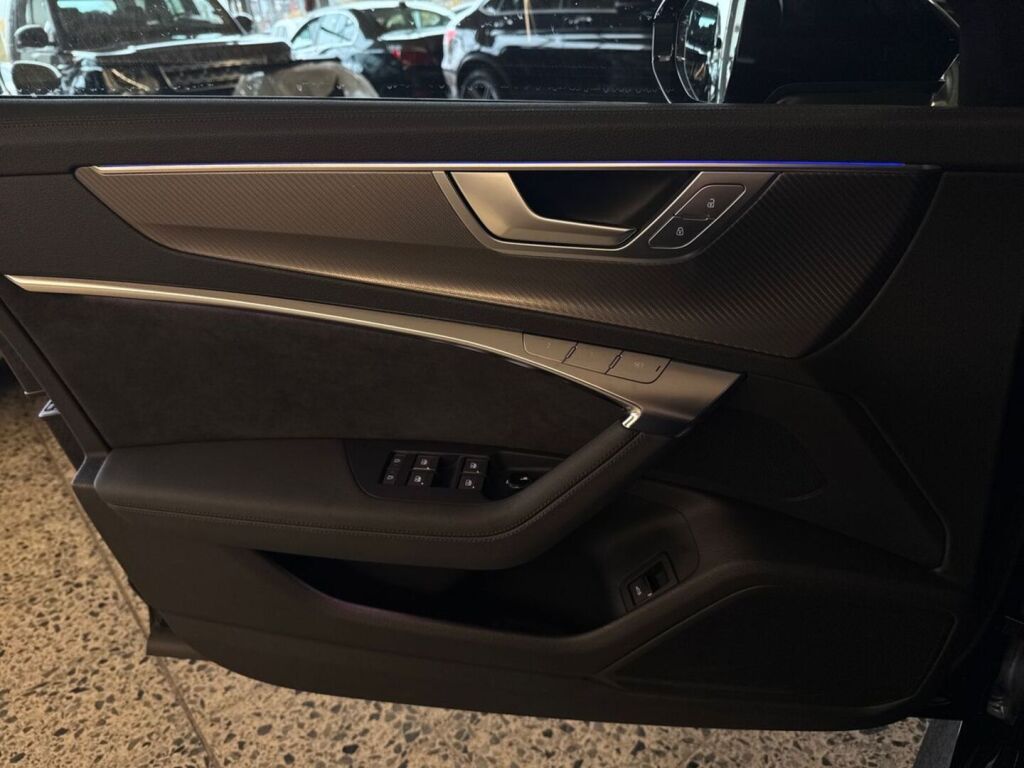 Audi RS6 2020 Musta