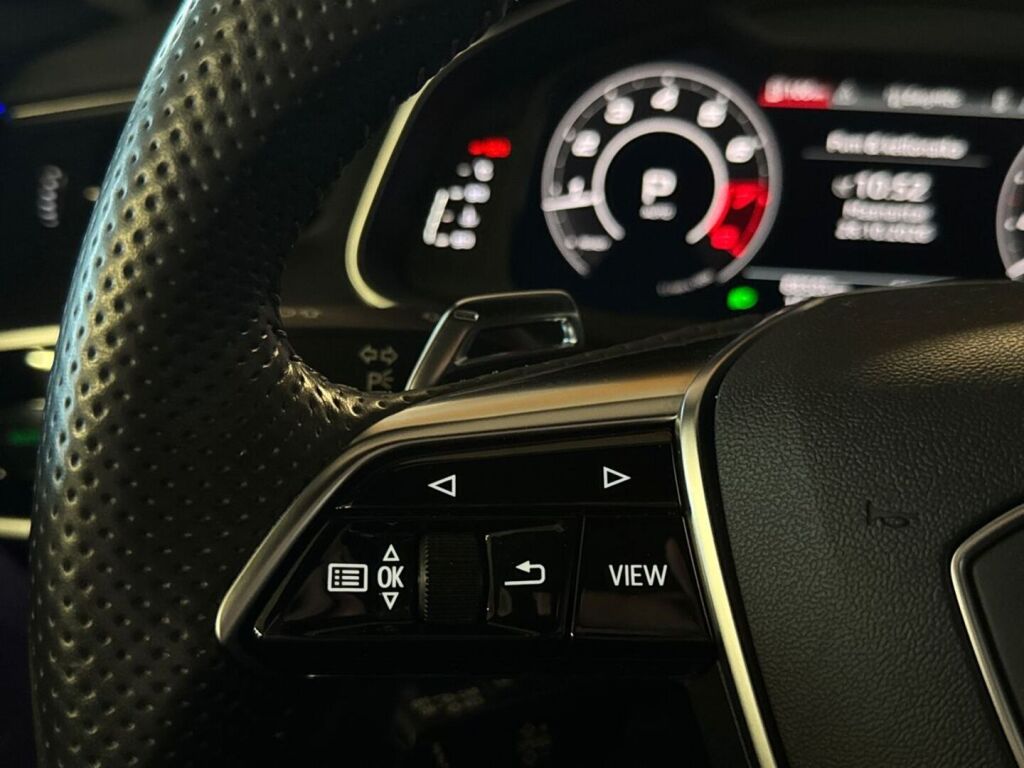Audi RS6 2020 Musta