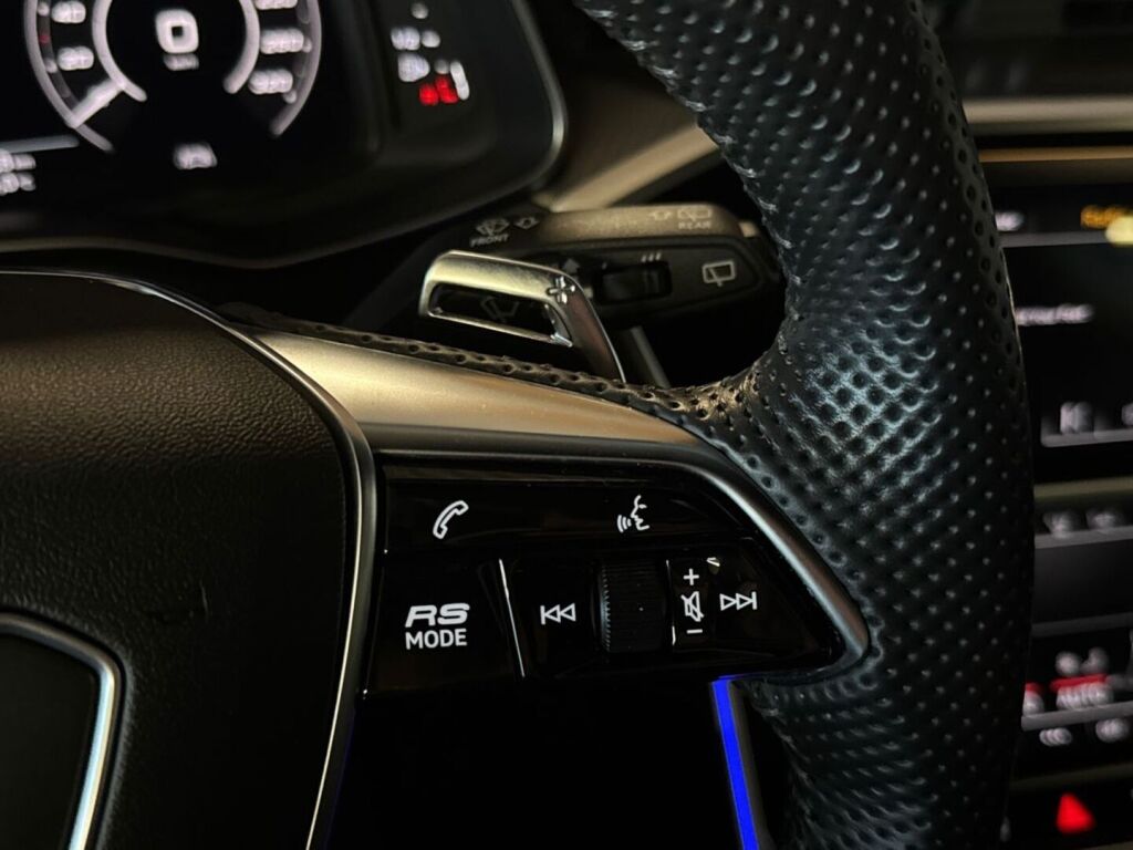 Audi RS6 2020 Musta