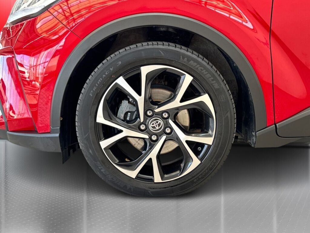 Toyota C-HR 2022 Punainen