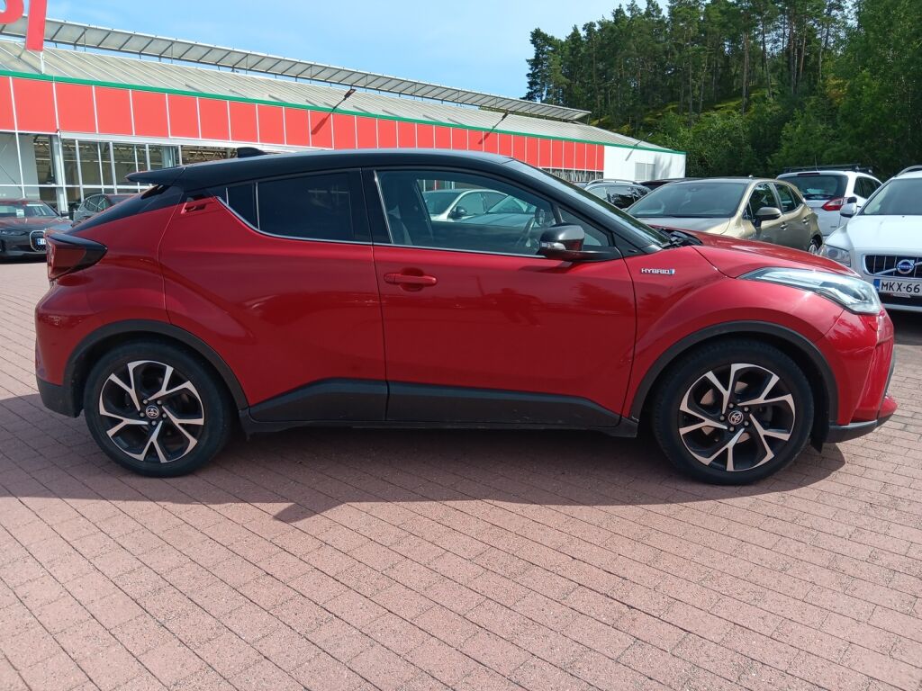 Toyota C-HR 2022 Punainen