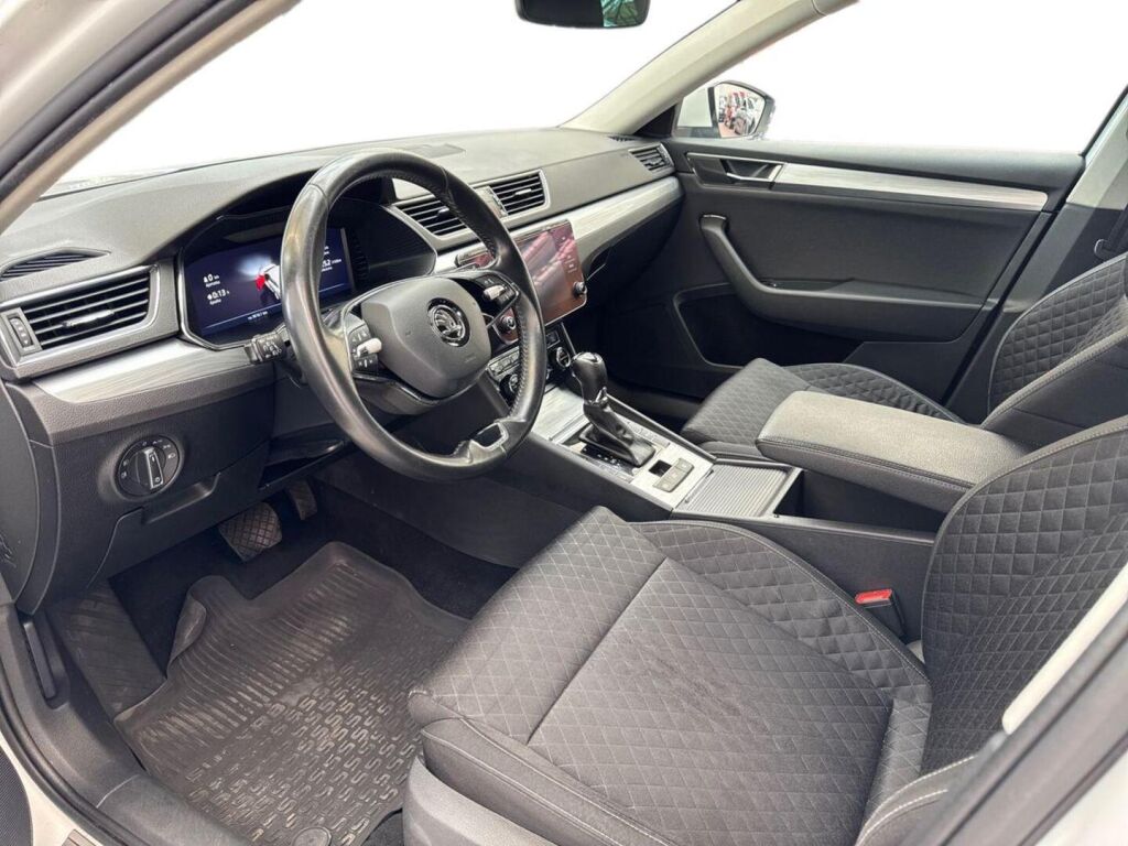 Skoda Superb 2022 Valkoinen