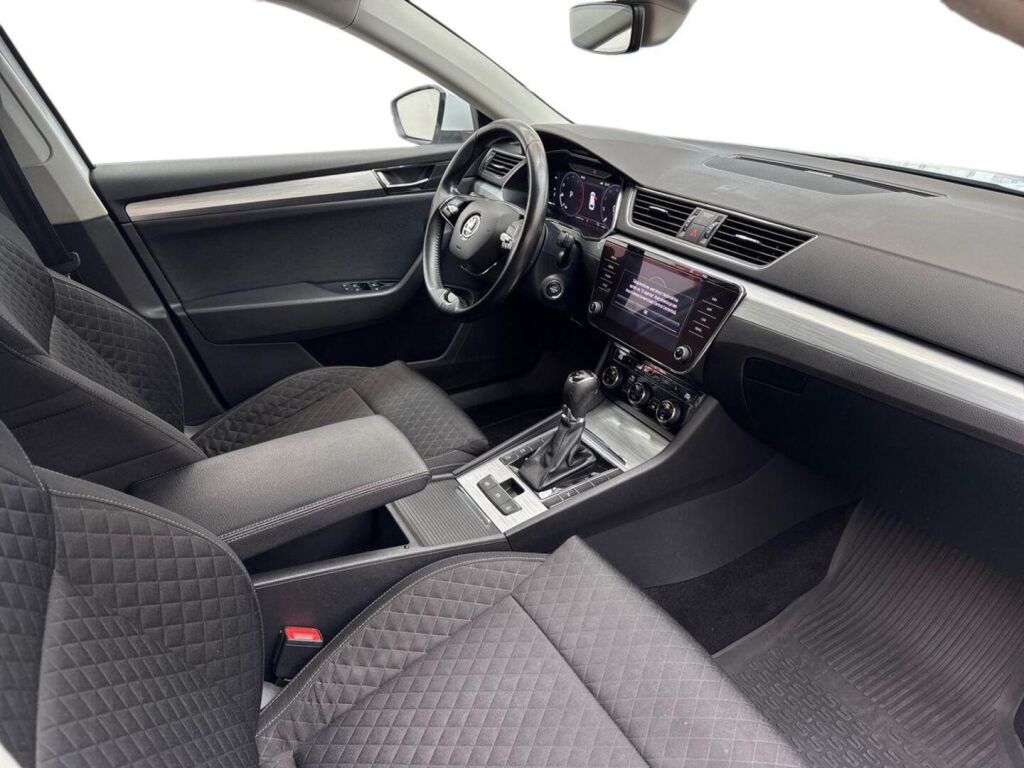 Skoda Superb 2022 Valkoinen