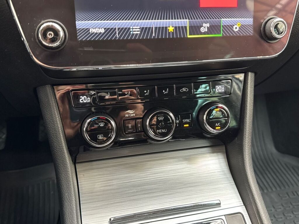 Skoda Superb 2022 Valkoinen