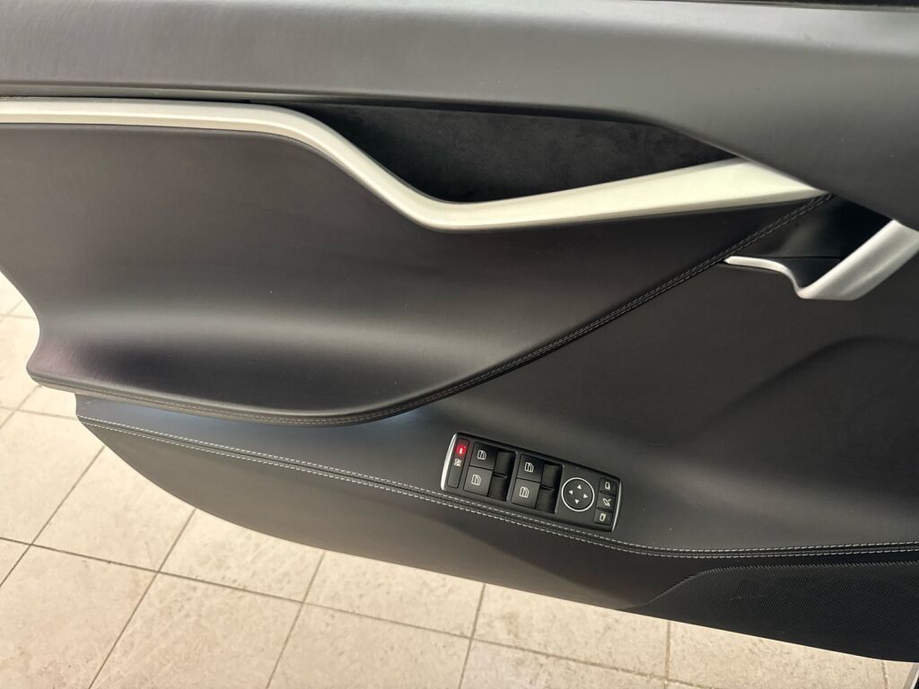 Tesla Model S 2017 Musta