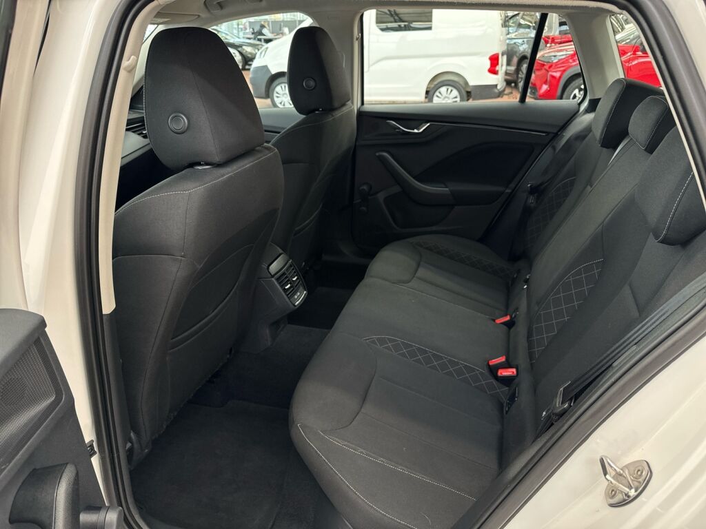 Skoda Kamiq 2022 Valkoinen