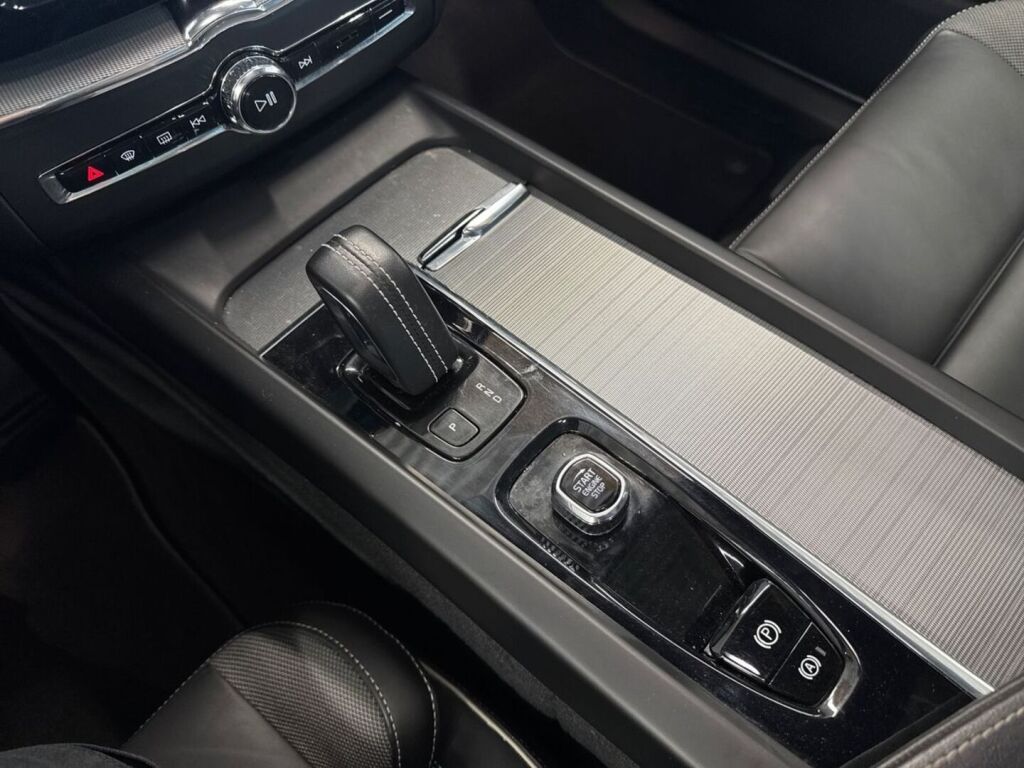 Volvo XC60 2022 Harmaa