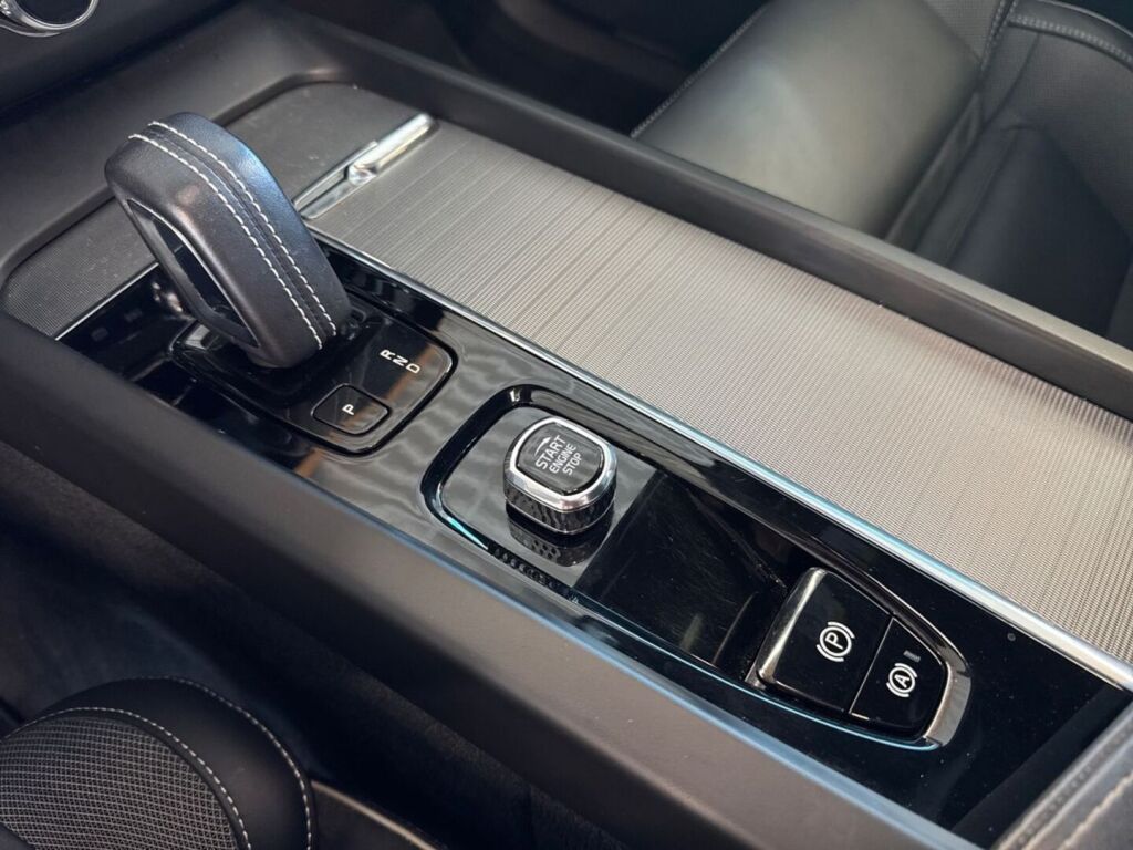 Volvo XC60 2022 Harmaa