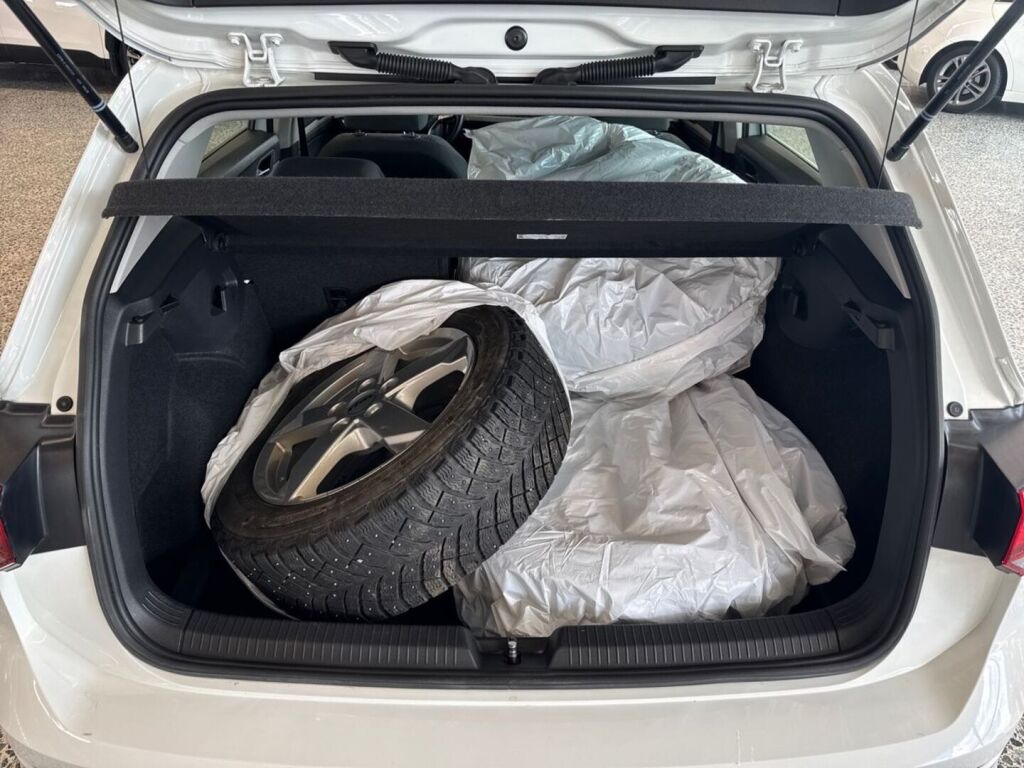 Volkswagen Golf 2022 Valkoinen