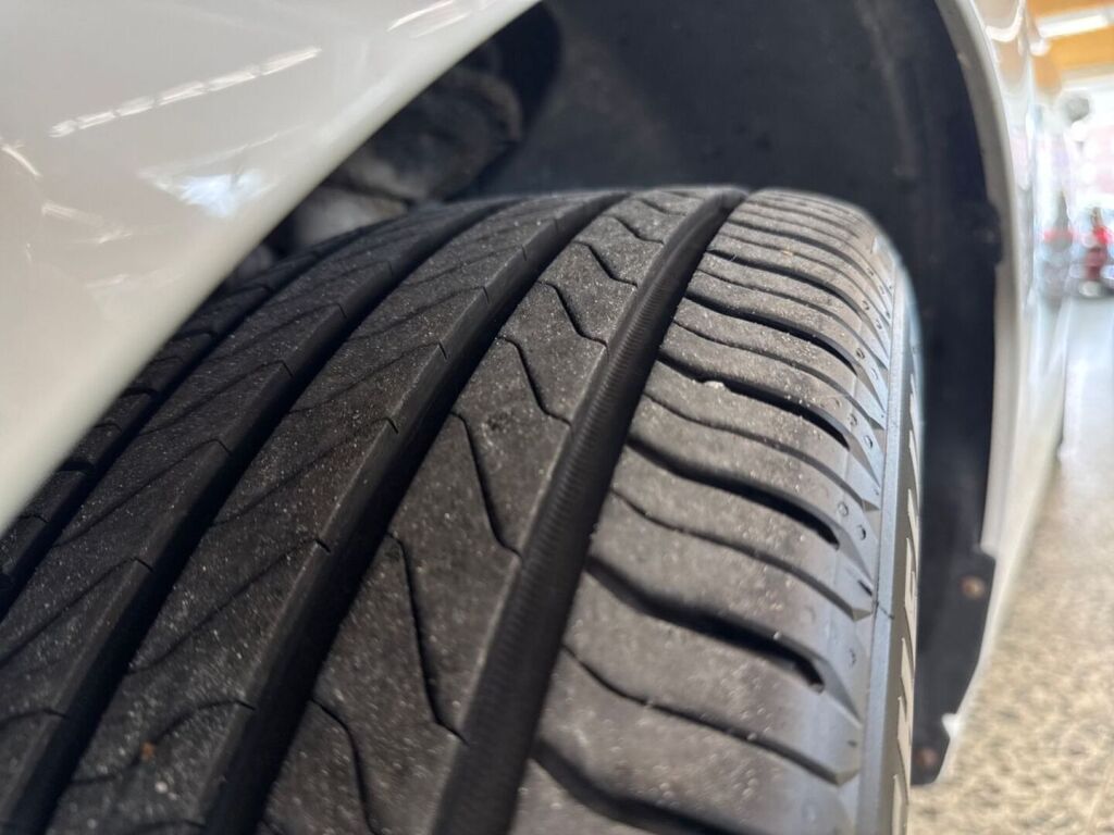 Volkswagen Golf 2022 Valkoinen