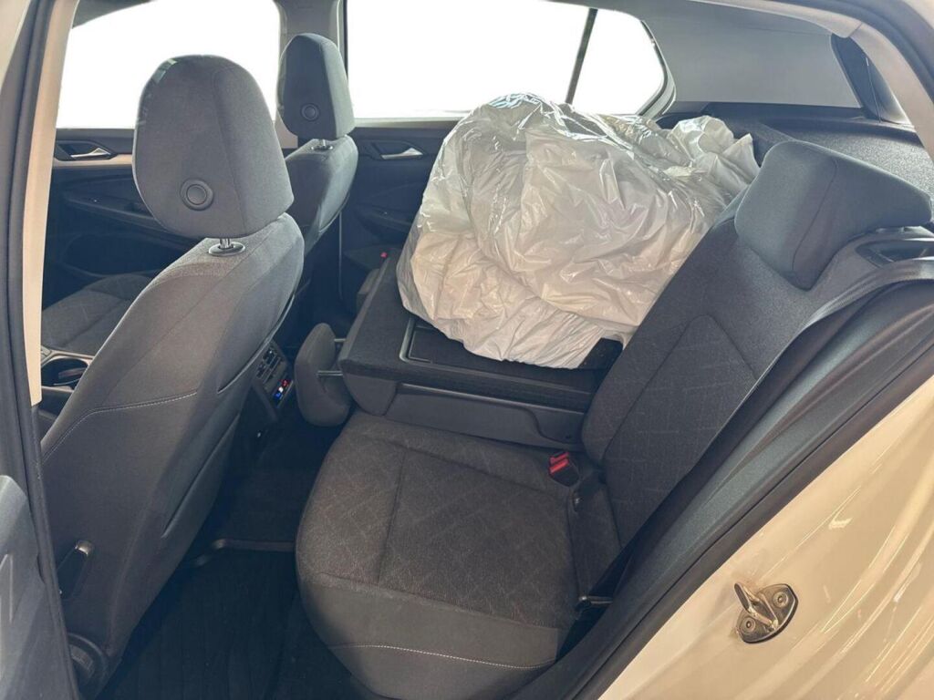 Volkswagen Golf 2022 Valkoinen