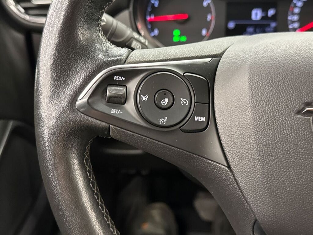 Opel Crossland 2022 Punainen