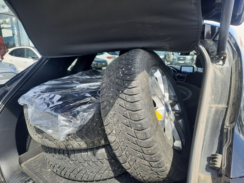 Ford Kuga 2022 Musta