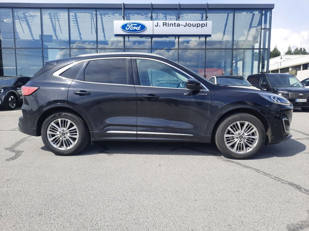 Ford Kuga 2022 Musta