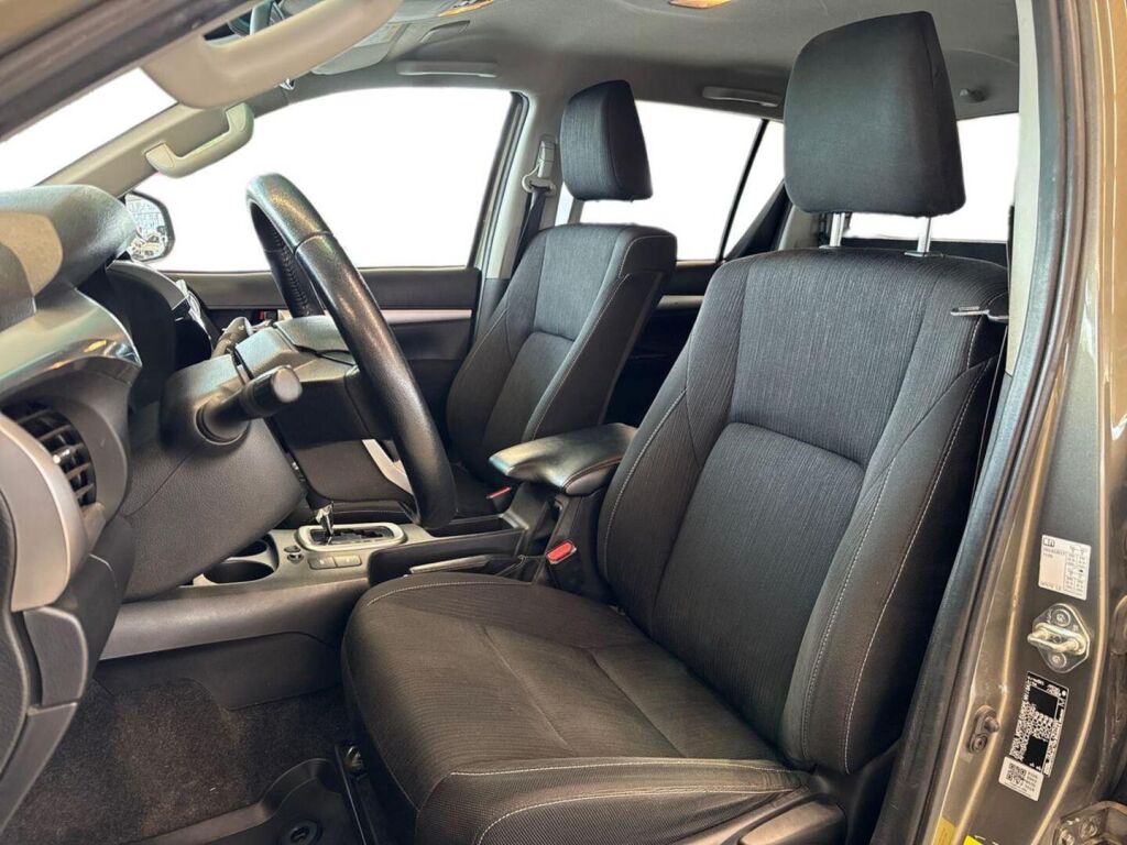 Toyota Hilux 2022 Ruskea (beige)