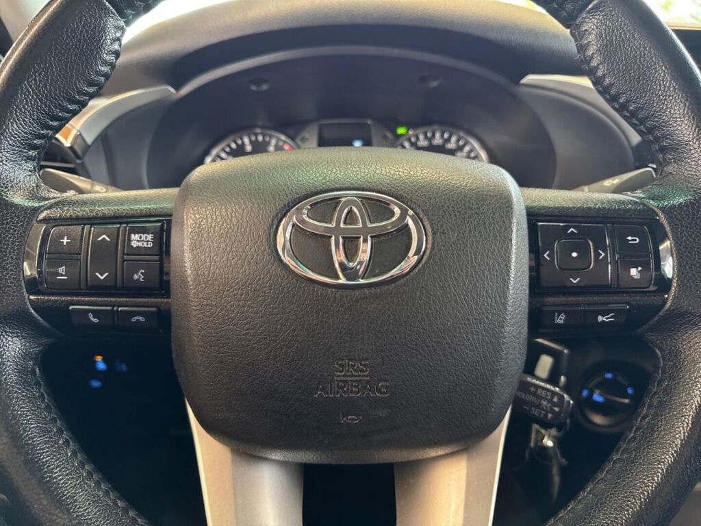 Toyota Hilux 2022 Ruskea (beige)