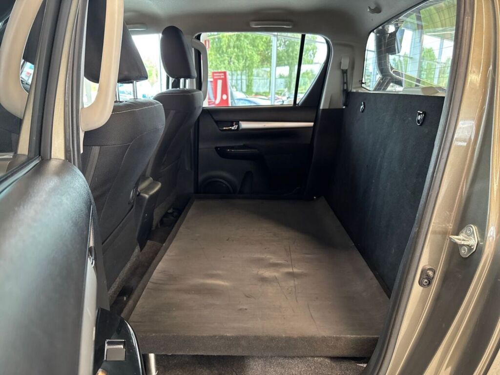 Toyota Hilux 2022 Ruskea (beige)