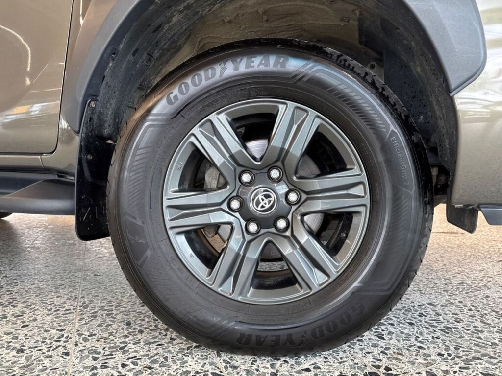 Toyota Hilux 2022 Ruskea (beige)