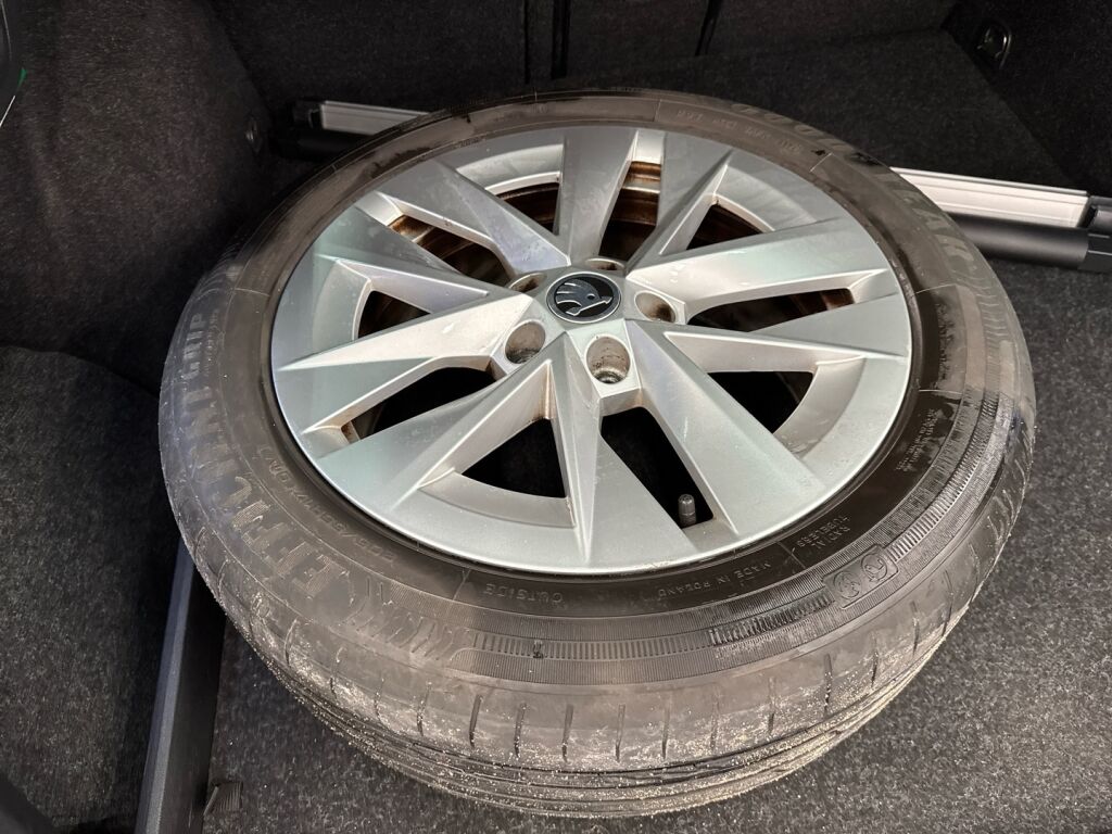 Skoda Octavia 2022 Sininen