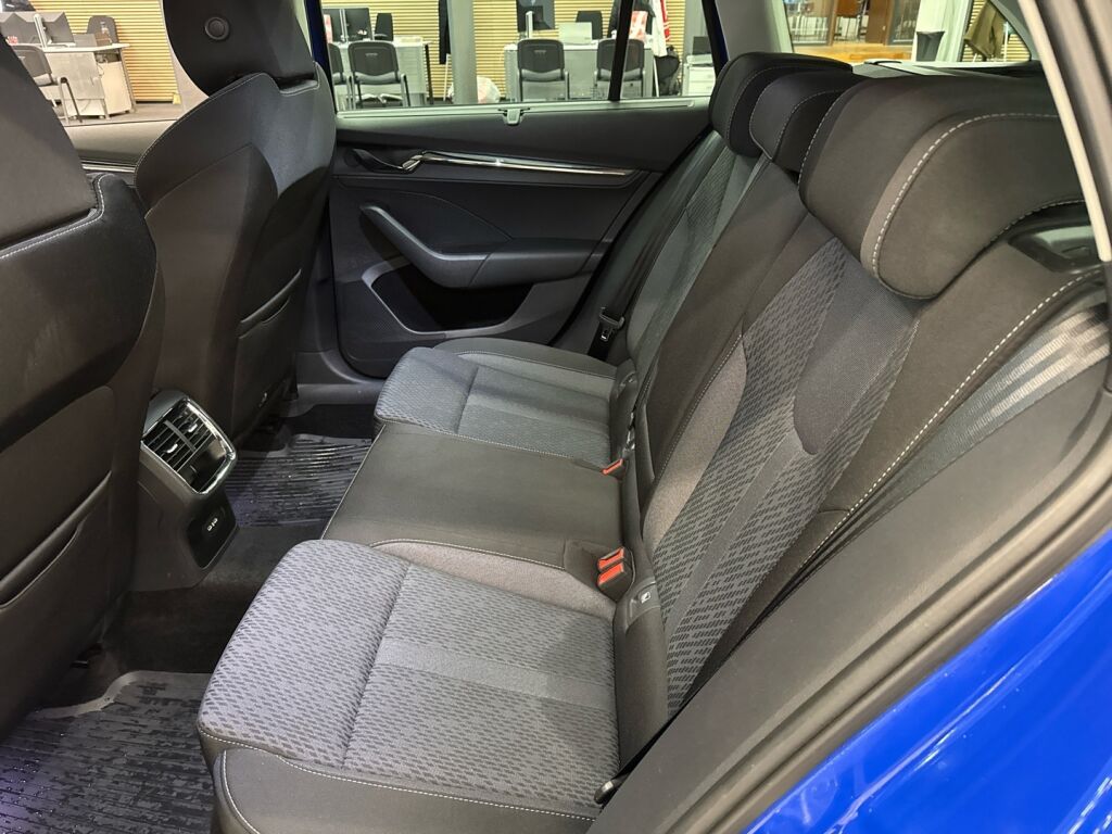 Skoda Octavia 2022 Sininen