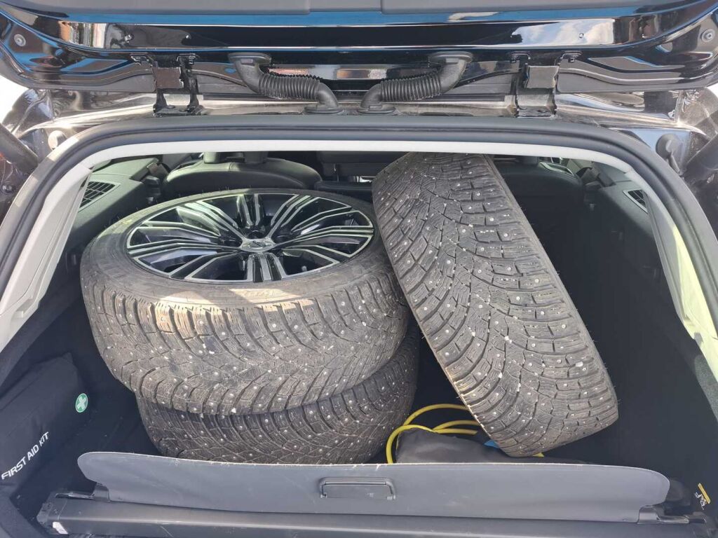 Volvo V60 2019 Musta