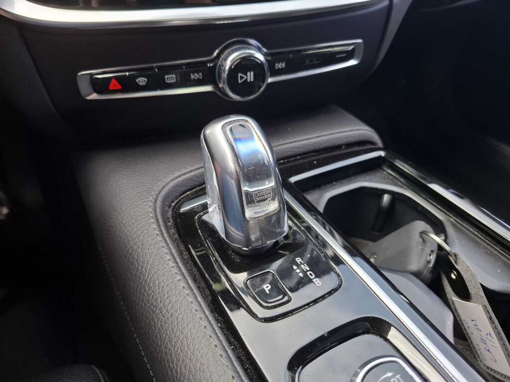 Volvo V60 2019 Musta